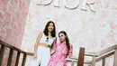 Melengkapi penampilannya, Rossa juga tampak menenteng tas Dior Medium Lady D-Lite dan mengenakan sandal Dioract. (Instagram/itsrossa910).