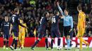 Wasit Felix Brych, memberikan kartu merah kepada pemain Atletico Madrid, Fernando Torres, saat pertandingan antara Barcelona melawan Atletico Madrid pada laga liga Champion di Stadion Camp Nou (05/04/2016). (EPA/Quique Garcia)