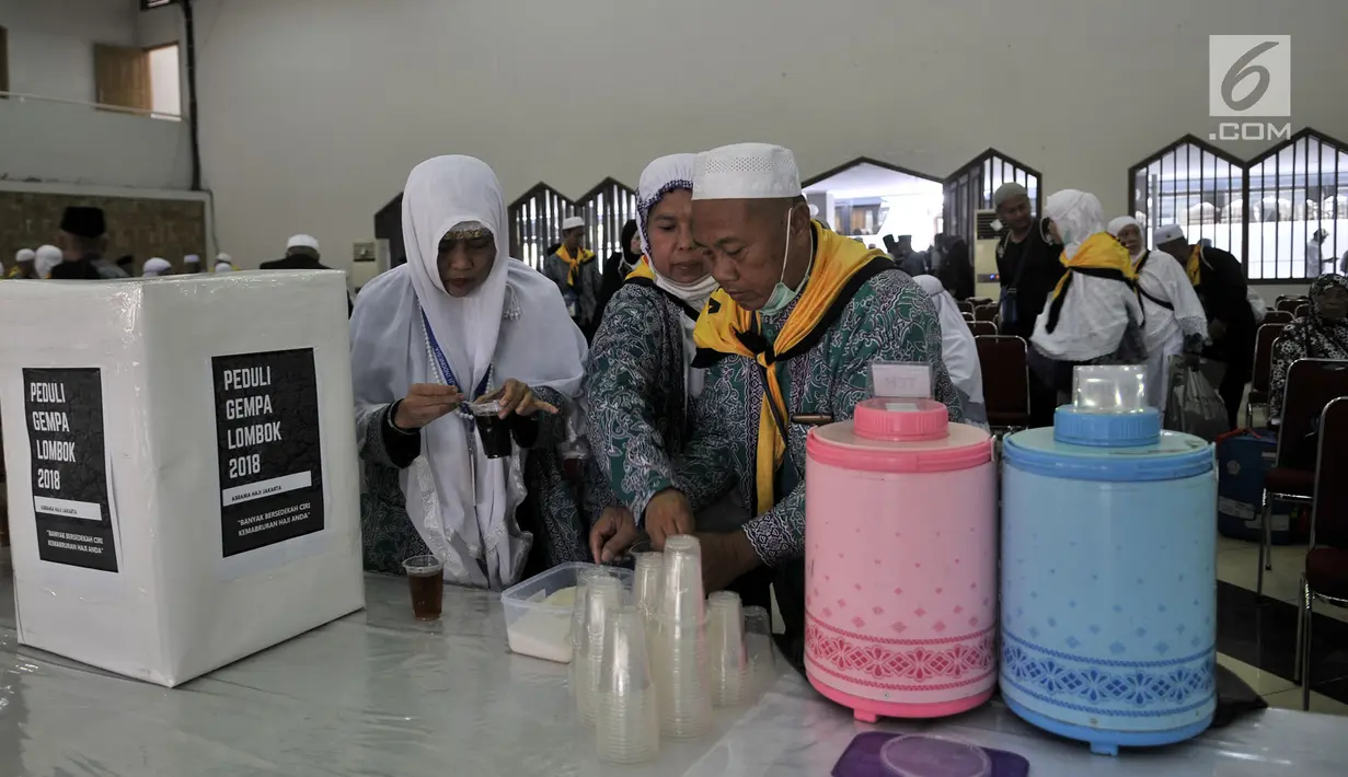 Jemaah haji membuat minuman yang disediakan PPIH saat tiba di Asrama Haji Pondok Gede, Jakarta, Kamis (29/8). (Merdeka.com/Iqbal S. Nugroho)