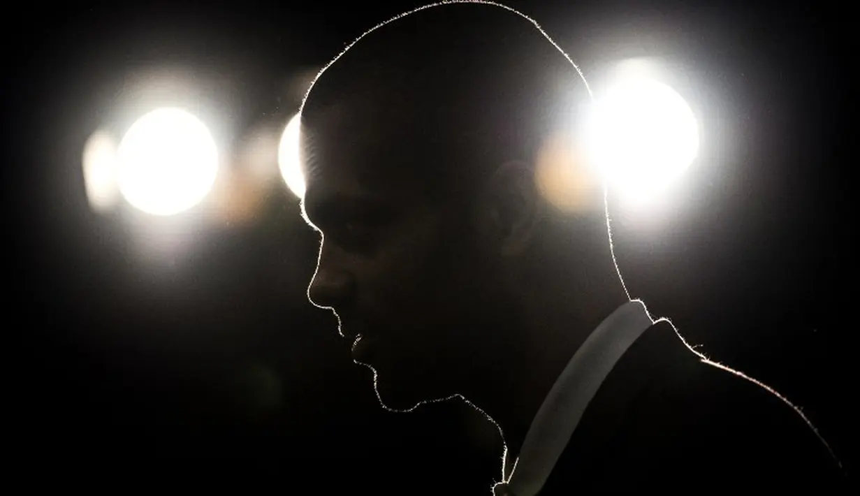 Siluet pemain klub NBA San Antonio Spurs, Tony Parker, saat hadir dalam jumpa pers "Tony Parker Academny" di Villeurbanne, Prancis, Selasa (22/9/2015). (AFP Photo/Jeff Pachoud)