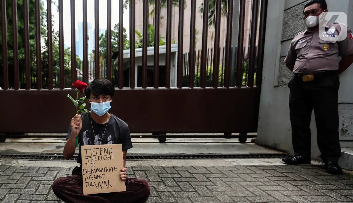 Masyarakat dari "Solidaritas untuk Rakyat Ukraina" melakukan unjuk rasa di depan Kedutaan Besar (Kedubes) Rusia, Jakarta, Jumat (4/3/2022). Mereka menyerukan kepada Dubes Rusia di Indonesia untuk bersuara menghentikan serangan yang dilakukan Rusia terhadap Ukraina. (Liputan6.com/Johan Tallo)
