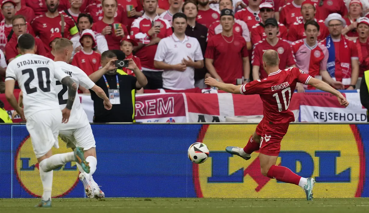 Gelandang Timnas Denmark, Christian Eriksen mencetak gol ke gawang Timnas Slovenia pada laga Grup C Euro 2024 di MHPArena, Stuttgart, Jerman, Minggu (16/6/2024). (AP Photo/Antonio Calanni)