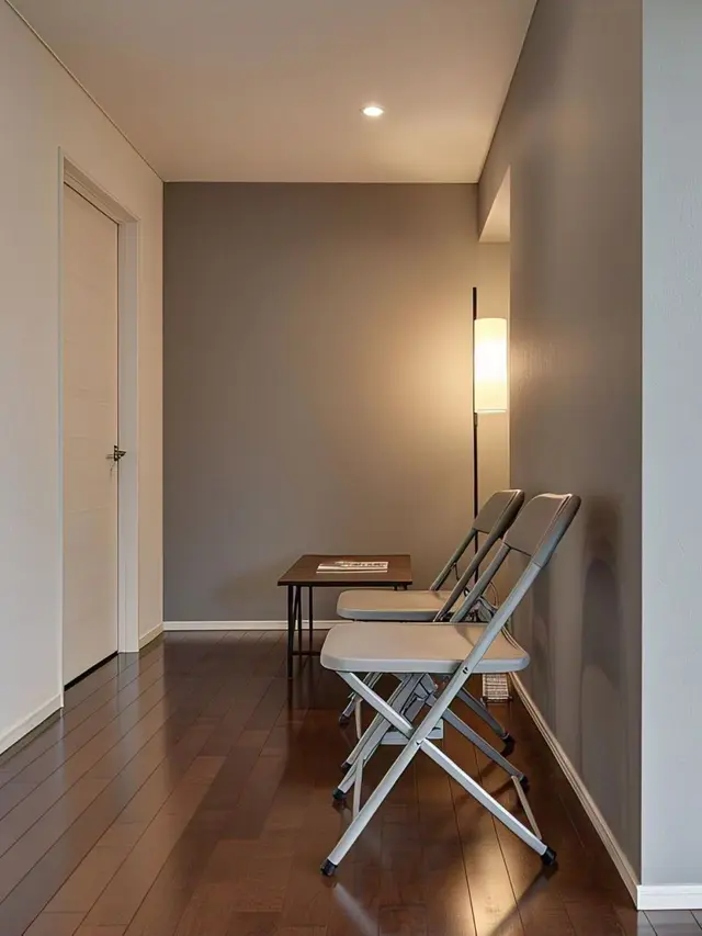 Ide Tatanan Kursi Lipat untuk Ruang Multifungsi di Rumah Kecil Sederhana/via Meta AI