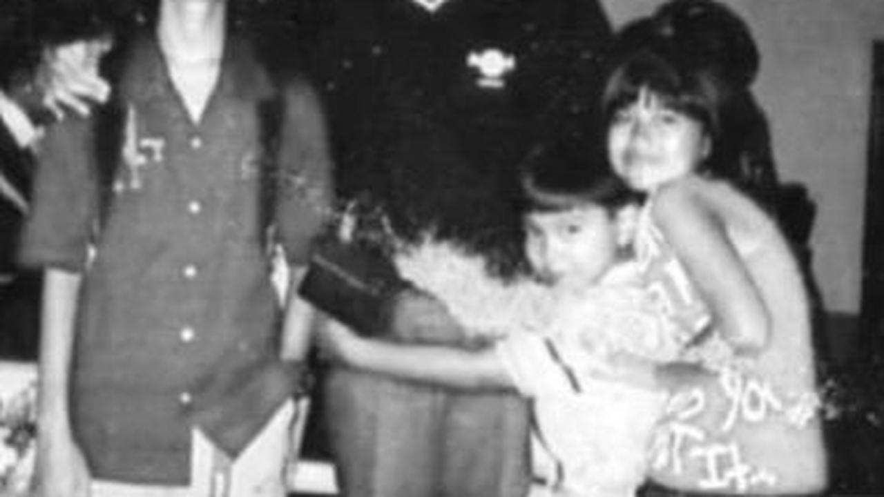 Foto hitam putih yang memotret Presiden Jokowi bersama Gibran, Kahiyang, dan Kaesang memantik beragam komentar dari warganet.<br>