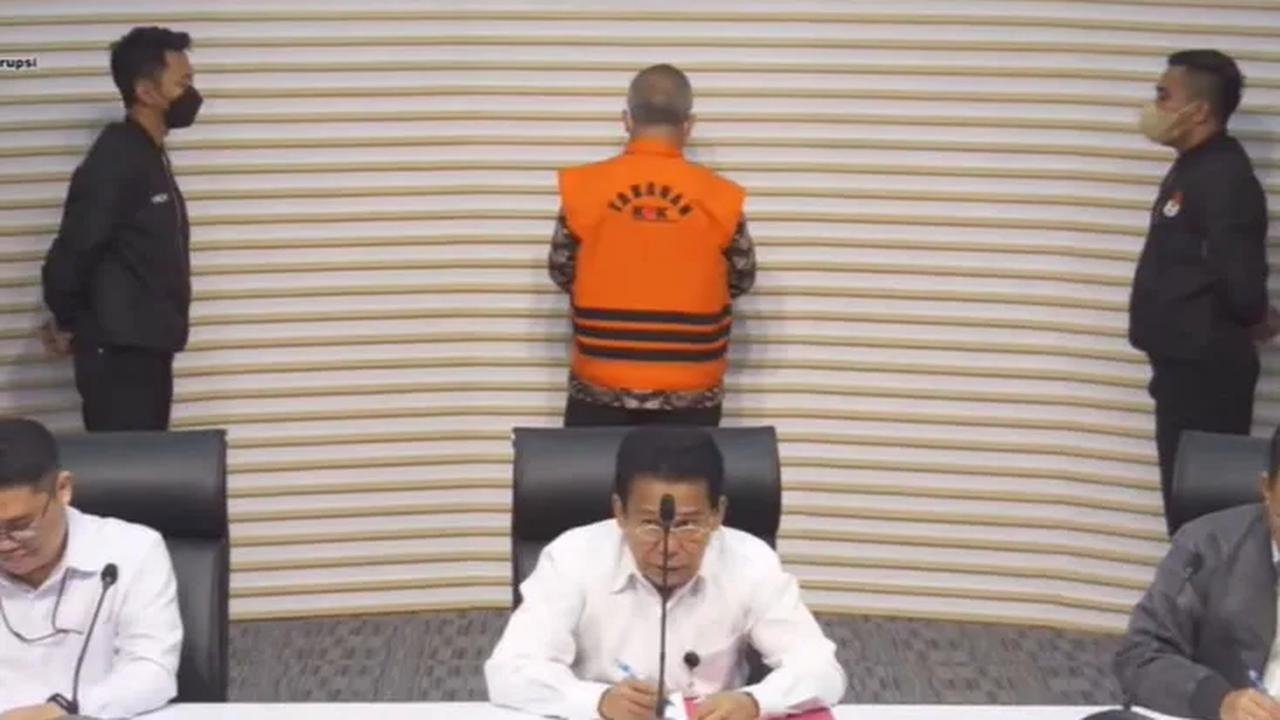 KPK sedianya hari ini memeriksa Syahrul dan Direktur Alat dan Mesin Pertanian Dirjen Prasarana dan Sarana Pertanian Kementan Muhammad Hatta sebagai tersangka. Namun keduanya tak memenuhi panggilan.<br>