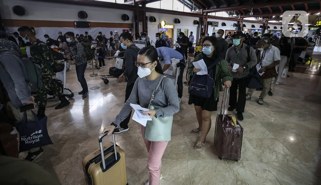 Calon penumpang pesawat mengantre saat lapor diri di Terminal 2 Bandara Soekarno Hatta, Tangerang, Banten, Rabu (5/5/2021). Jumlah pergerakan pesawat mencapai 740 penerbangan baik datang dan pergi. (Liputan6.com/Johan Tallo)