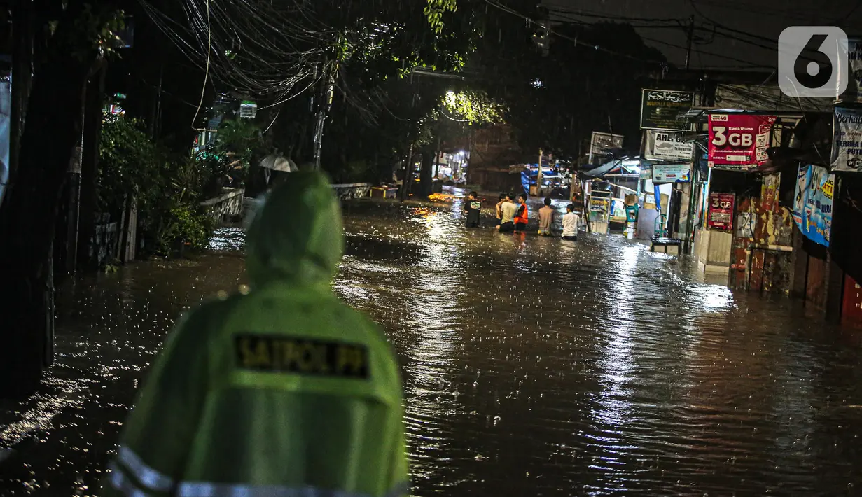Sejumlah warga melintasi genangan banjir di kawasan Kemang, Jakarta, Selasa (4/10/2022). Jalan Kemang Utara IX tak bisa dilalui oleh kendaraan. Banjir menggenangi kawasan Pasar Kambing dan sejumlah rumah penduduk. (Liputan6.com/Faizal Fanani)