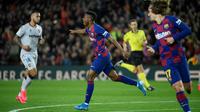 Penyerang Barcelona, Ansu Fati, merayakan gol yang dicetaknya ke gawang Levante dalam laga jornada 22 La Liga di Camp Nou, Senin (3/2/2020) dini hari WIB. (Lluis Gene/AFP)