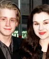 Macaulay Culkin menikah dengan Racher Miner pada tahun 1998 saat usia mereka masih 18 tahun. Sayang, keduanya bercerai pada tahun 2002. (KiwiReport)