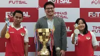 Ketua Umum Federasi Futsal Indonesia (FFI), Michael Sianipar, bersama kapten Timnas Futsal Indonesia Putra dan Putri, Muhammad Iqbal dan Novita Murni. (Bola.com/Roby Dian)