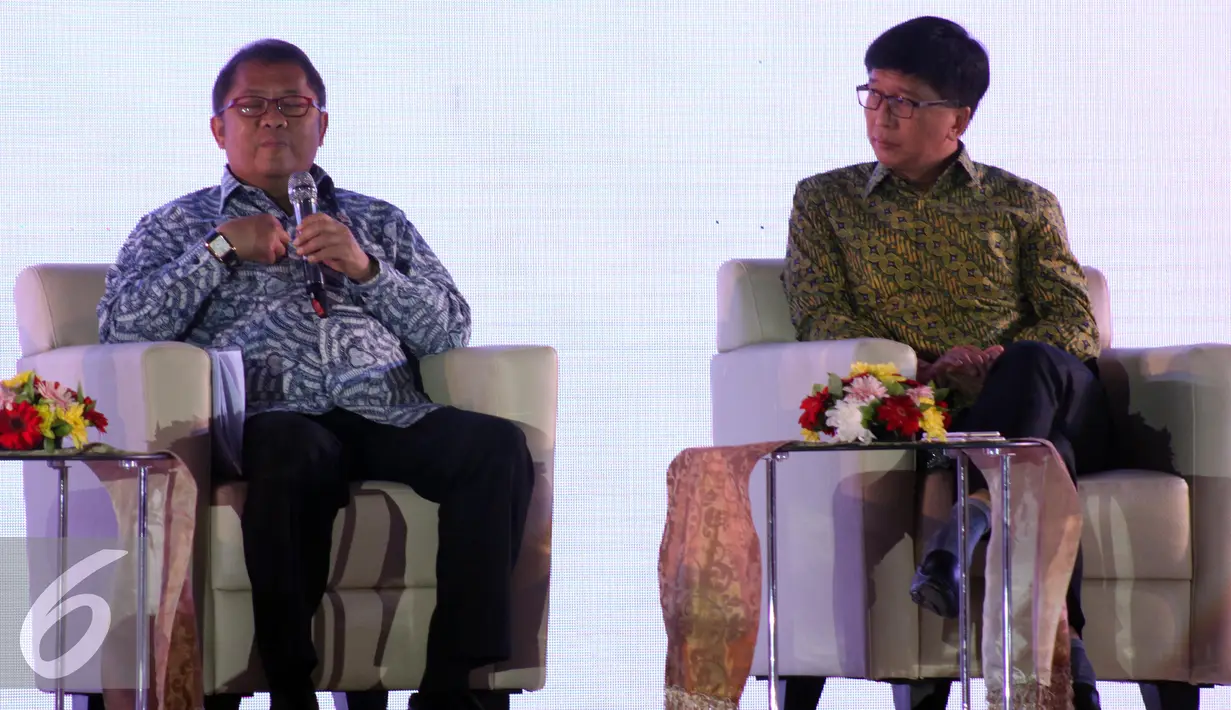 Menteri Komunikasi dan Informatika Rudiantara (kiri) memberikan pemaparan saat menjadi pembicara bersama CEO SCM Sutanto Hartono di IBX 2016, Jakarta, Jumat (21/10). Acara IBX 2016 mengusung tema Digital Broadcasting (Liputan6.com/Helmi Afandi) 