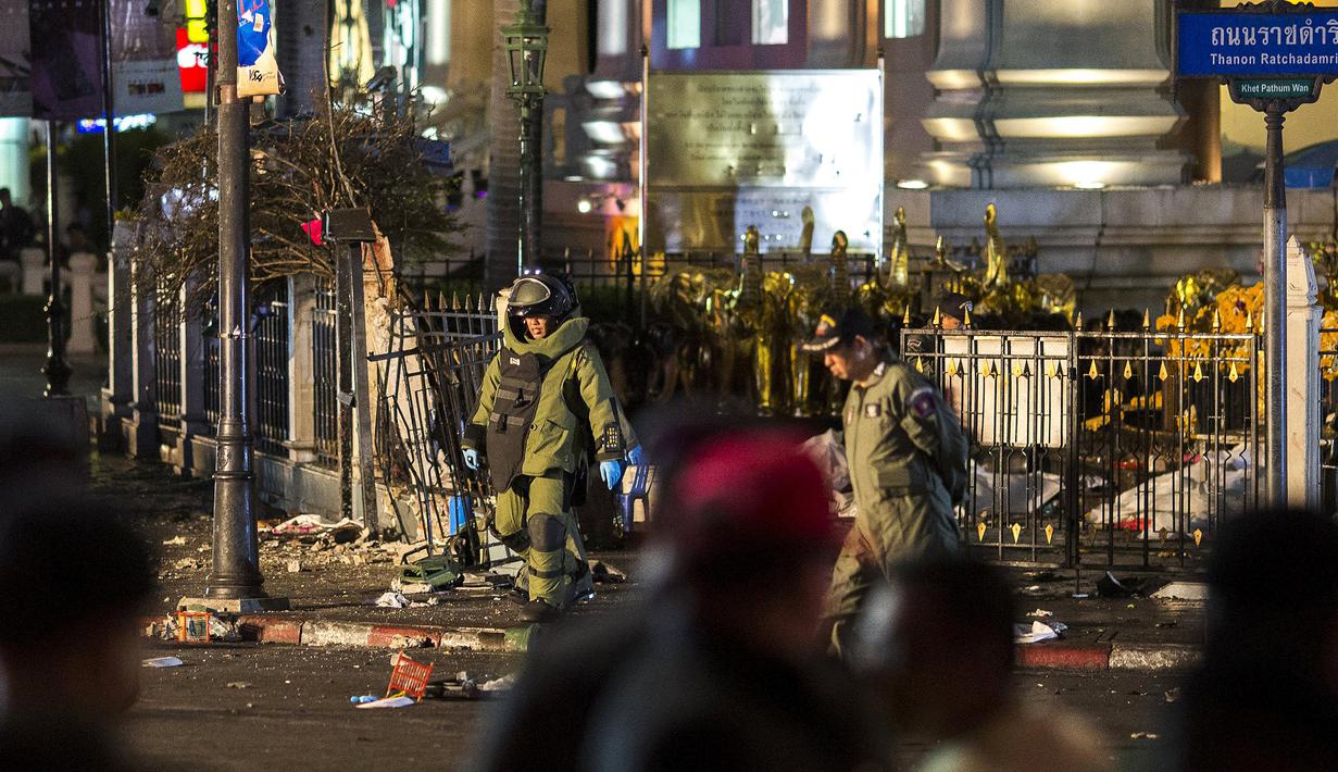 Petugas melakukan penyisiran di lokasi meledaknya bom motor di luar Kuil Erawan di pusat kota Bangkok, Thailand, Senin (17/8/2015). Bom motor tersebut diketahui telah menewaskan sekitar 27 warga. (REUTERS/Athit Perawongmetha)