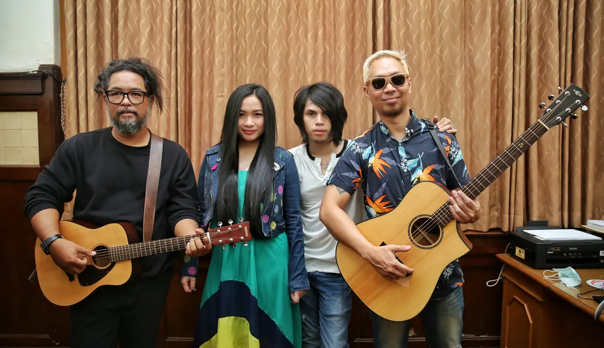 Band Cokelat di KRL (Adrian Putra/Fimela.com)