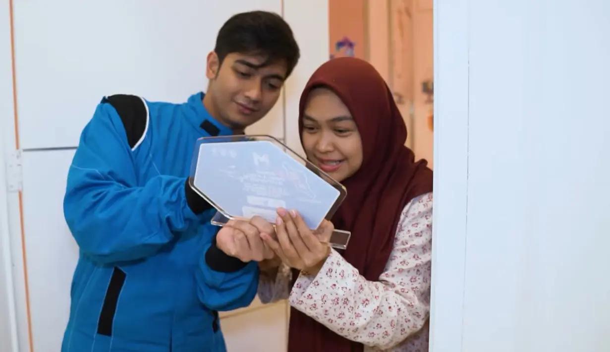 Kemenangan Teuku Ryan dalam ajang drift terbarunya itu menjadi bukti latihannya selama ini tak sia-sia. Sebuah piala berhasil dibawa pulang dan jadi kejutan Ria Ricis . (Liputan6.com/YouTube/@Ricis Official).