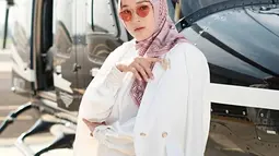 Menuai banyak pujian dengan berbagai penampilannya yang diunggah dalam Instagram, gaya berhijab Ririe pun punya banyak gaya. Tidak hanyak dengan satu gaya, ia banyak mengkreasikan model hijabnya dengan beraneka outfit, seperti blazer. (Liputan6.com/IG/@ririe_fairus)