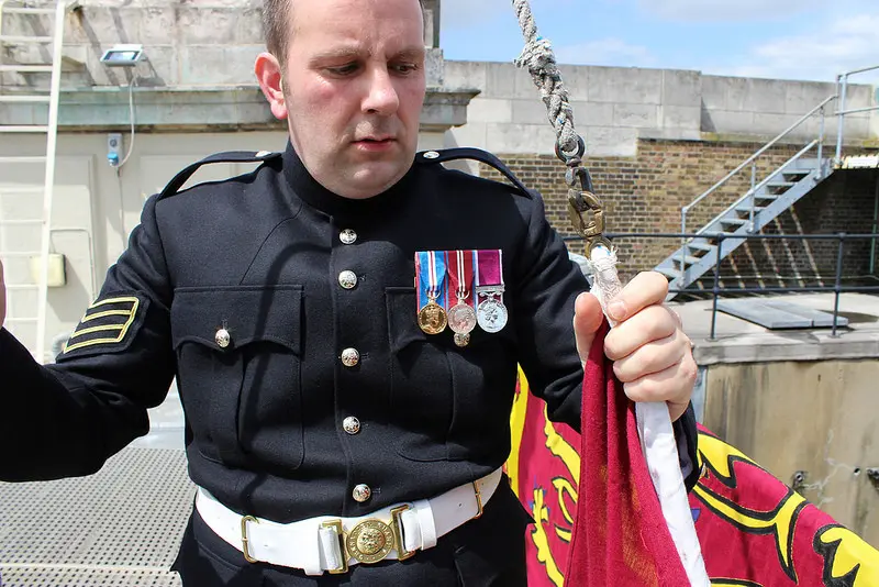 Sersan bendera istana kerajaan di Inggris. Source: The British Monarchy/ Flicker