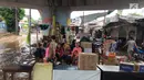 Pengungsi banjir beraktivitas di sekitar kolong Flyover Rawajati, Jakarta, Selasa (6/2). Banjir menggenangi rumah-rumah mereka sejak sehari lalu. (Liputan6.com/Immanuel Antonius)