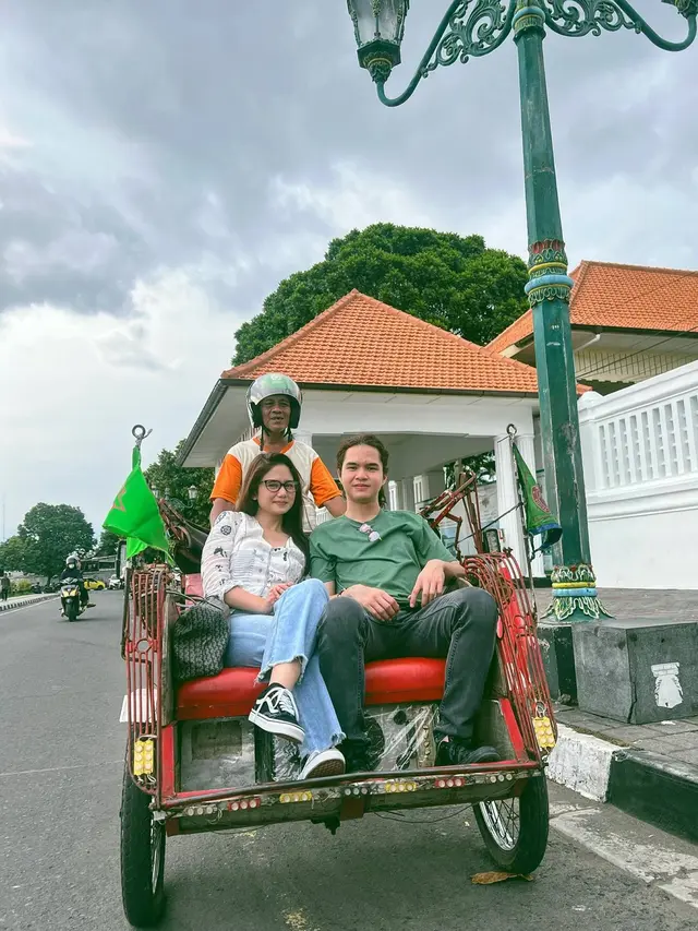 Potret Tissa Biani dan Dul Jaelani Liburan ke Jogja, Seru Naik Becak Hingga Ke Kraton