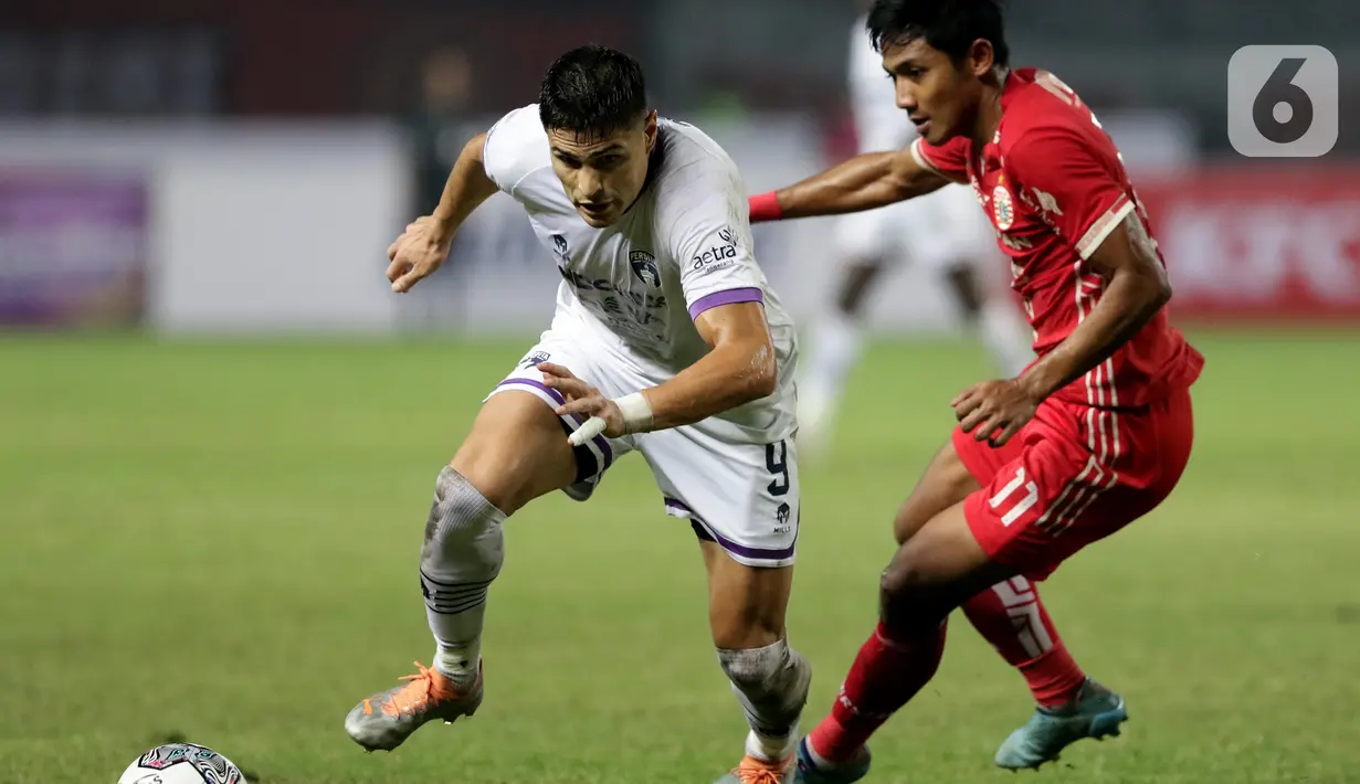 Pemain Persija, Firza Andika (kanan) berebut bola dengan Ramiro Ezequiel Fergonzi (Persita) pada lanjutan laga BRI Liga 1 Indonesia 2022-2023 di Stadion Patriot Chandrabhaga, Bekasi, Rabu (24/8/2022). Laga kedua tim berlangsung sengit dan saling adu serang. (Liputan6.com/Helmi Fithriansyah)