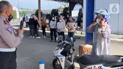 Polantas memberikan arahan safety riding kepada AO PNM Mekaar di Garut, Jawa Barat (13/02/2022). Safety riding bagi AO PNM Mekaar bertujuan untuk mencegah dan meminimalisir terjadinya kecelakaan dalam berkendara motor. (Liputan6.com/HO/PNM)