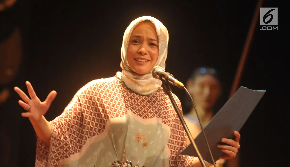 Ekspresi Rachel Maryam saat membacakan Puisi Musikal di Acara Tadarus Puisi Ramadhan di Teater Kecil, Taman Ismail Marzuki, Jakarta, Kamis (1/6). Acara tersebut dihadiri atau diisi oleh politisi, seniman dan budayawan. (Liputan6.com/Helmi Afandi)