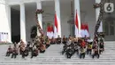 Presiden Joko Widodo atau Jokowi (tengah) didampingi Wakil Presiden Ma'ruf Amin memperkenalkan para menteri Kabinet Indonesia Maju di Istana Merdeka, Jakarta, Rabu (23/10/2019). Kabinet Indonesia Maju akan membantu Jokowi-Ma'ruf pada periode 2019-2024. (Liputan6.com/AnggaYuniar)