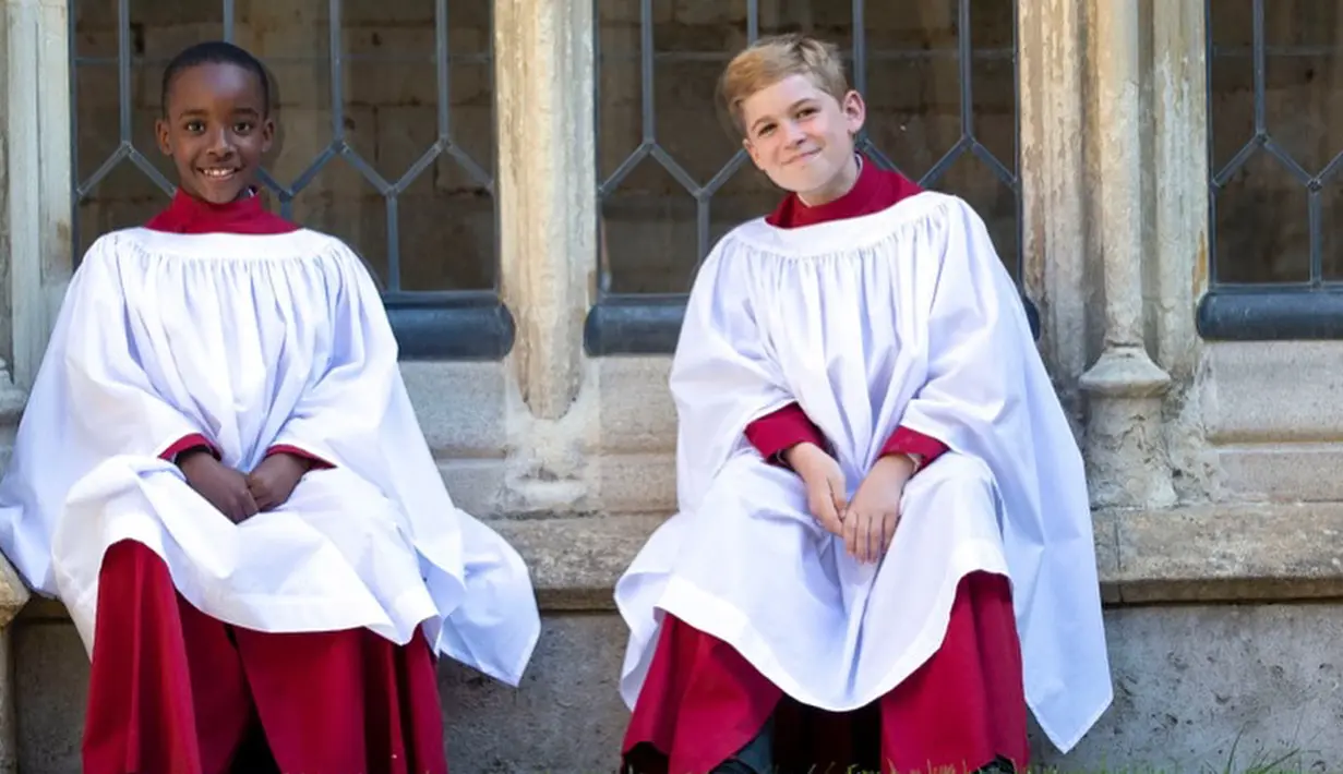 Selanjutnya, ada dua lelaki tampan yang usianya masih belasan. Ternyata, mereka adalah anggota dari kelompok paduan suara yang akan tampil memeriahkan acara pernikahan Meghan dan Pangeran Harry. (Instagram/kensingtonroyal)