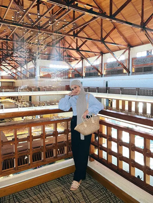 Untuk penampilan yang effortless, kamu bisa gunakan hijab pashmina ala Kesha Ratuliu ini [@kesharatuliu05]