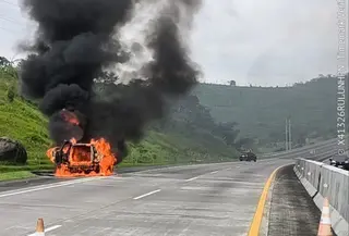 Momen hari pertama Lebaran diwarnai dengan sebuah mobil compact SUV bermerek Ford EcoSport yang terbakar hebat saat melaju di Tol Salatiga. (Liputan6.com/Felek Wahyu)