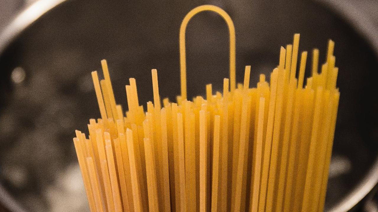 Ada banyak resep spaghetti yang populer dan cocok dengan selera serta lidah banyak orang. Di antaranya adalah spaghetti aglio olio, carbonara, marinara, pesto, bolognese, dan alfredo. Resep spaghetti tersebut bisa dengan mudah Anda temui di restoran-resto
