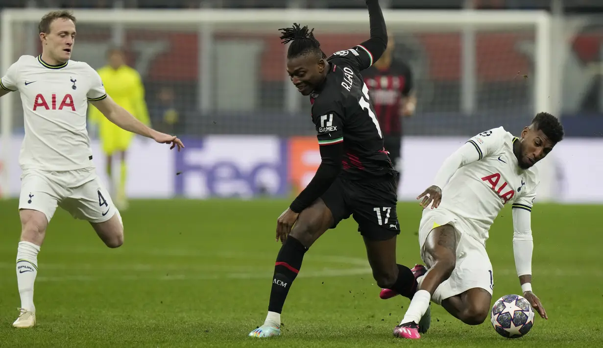 Pemain AC Milan, Rafael Leao, berebut bola dengan pemain  Tottenham Hotspur, Emerson Royal, pada leg pertama babak 16 besar Liga Champions 2022/2023 yang berlangsung di San Siro, Rabu (15/2/2023). (AP Photo/Luca Bruno)