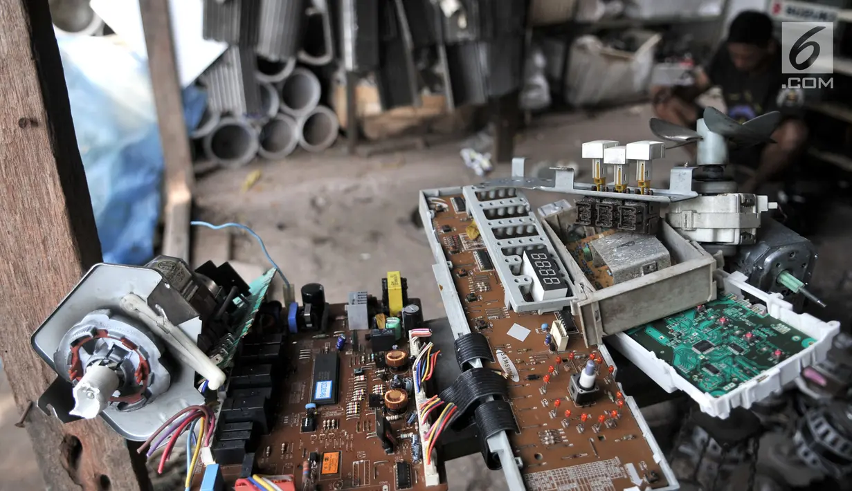 Sejumlah barang bekas terlihat di tempat pengepulan sampah elektronik, Jakarta, Rabu (7/8/2019). Sepanjang Januari-Juni 2019, Dinas Lingkungan Hidup (DLH) Provinsi DKI Jakarta telah memproses lebih dari 1 ton sampah elektronik yang berasal dari rumah tangga dan industri. (merdeka.com/Iqbal Nugroho)