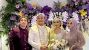 Saat acara akad nikah sang kakak dengan Mahalini, Putri Delina tampil menawan dalam balutan  kebaya modern warna ungu pastel senada. Kebayanya dihiasi dengan payet yang indah, dan lengan puffy dari bahan tulle.[@putridelinaa]