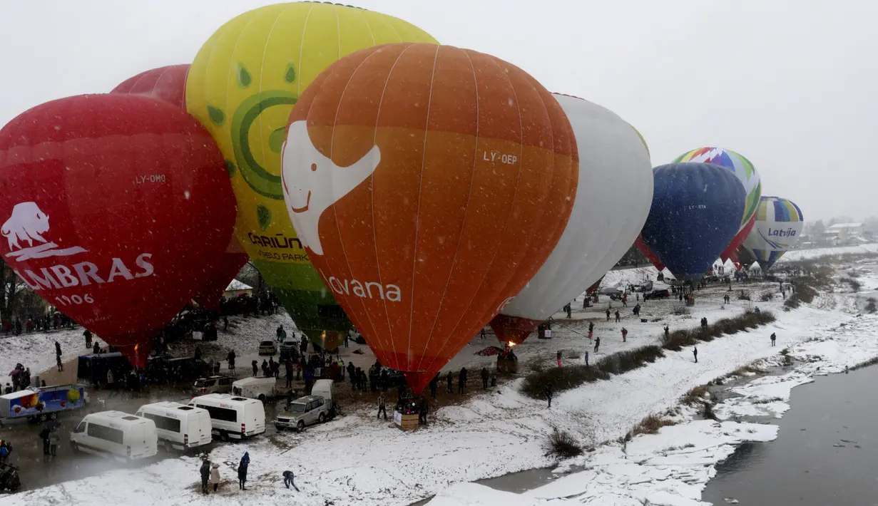 Balon udara bersiap lepas landas selama Love Cup 2016 di Jekabpils, Latvia (14/2). Nikah massal ini merupakan bagian dari perayaan Valentine sekaligus upaya memecahkan rekor dunia kategori pernikahan udara terbesar. (REUTERS/Ints Kalnins)