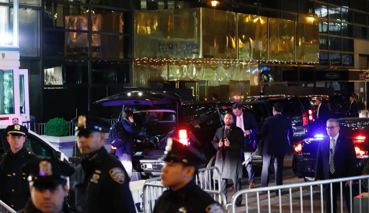 Petugas keamanan berjaga di luar Trump Tower di 5th Avenue, New York, Kamis (10/11). Seiring munculnya gelombang unjuk rasa anti Trump, markas Presiden terpilih AS itu kini dijaga ketat sejumlah personel Departemen Kepolisian New York. (KENA BETANCUR/AFP)