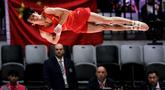 Pesenam China, Mingqi Huang melakukan lompatan pada nomor meja lompat saat babak kualifikasi Kejuaraan Dunia Gimnastik 2025 di Indonesia Arena, Senayan, Jakarta, Senin (20/10/2025). (Bola.com/Bagaskara Lazuardi)