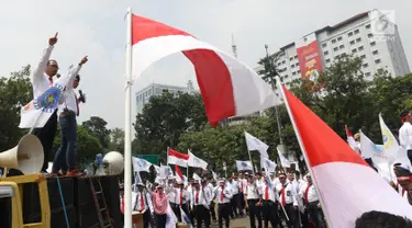 Serikat Pekerja Pertamina berorasi dalam aksi damai di depan Istana, Jakarta, Selasa (19/2).  Mereka mengklarifikasi harga avtur PT Pertamina (Persero) sudah kompetitif sehingga bukan biang keladi mahalnya tiket pesawat. (Liputan6.com/Angga Yuniar)