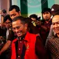 Dahlan Iskan usai pemeriksaan di Kantor Kejaksaan Tinggi Jawa Timur, Senin (31/10/2016). (Liputan6.com/Dian Kurniawan)