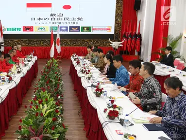 Suasana pertemuan partai politik (parpol) pendukung pemerintahan Jokowi - JK dengan utusan Perdana Menteri (PM) Jepang Shinzo Abe di Kantor DPP PDIP, Jakarta, Kamis (18/1). Pertemuan membahas kerja sama Indonesia-Jepang ke-60. (Liputan6.com/Angga Yuniar)