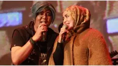 Setelah bercerai dengan Nassar, Muzdalifah tertangkap kamera sedang jalan bareng dengan penyanyi pendatang baru.