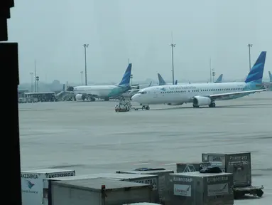 Pesawat Garuda Indonesia terparkir di Terminal 3 bandara Soekarno Hatta, Tangerang, Banten, Rabu (24/7/2019). Maskapai penerbangan Garuda Indonesia  mengeluarkan kebijakan terbaru terkait pengambilan gambar ataupun video di dalam pesawat oleh penumpang ataupun awak kabin. (Liputan6.com/Angga Yuniar)