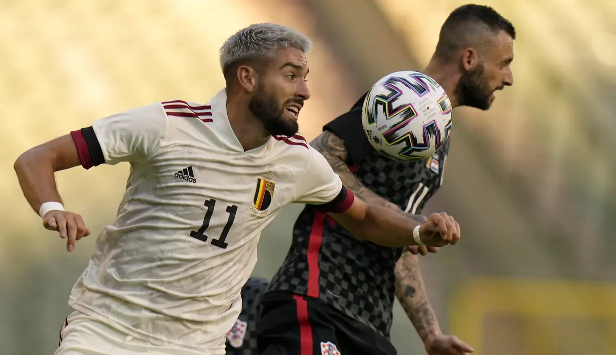 Gelandang timnas Belgia, Yannick Carrasco berebut bola dengan gelandang timnas Kroasia Marcelo Brozovic dalam laga uji coba menjelang Euro 2020 di Stade Roi Baudouin, Senin (7/6/2021) dinihari WIB. Belgia mengatasi Kroasia 1-0 berkat gol semata wayang Romelu Lukaku. (AP Photo/Francisco Seco)