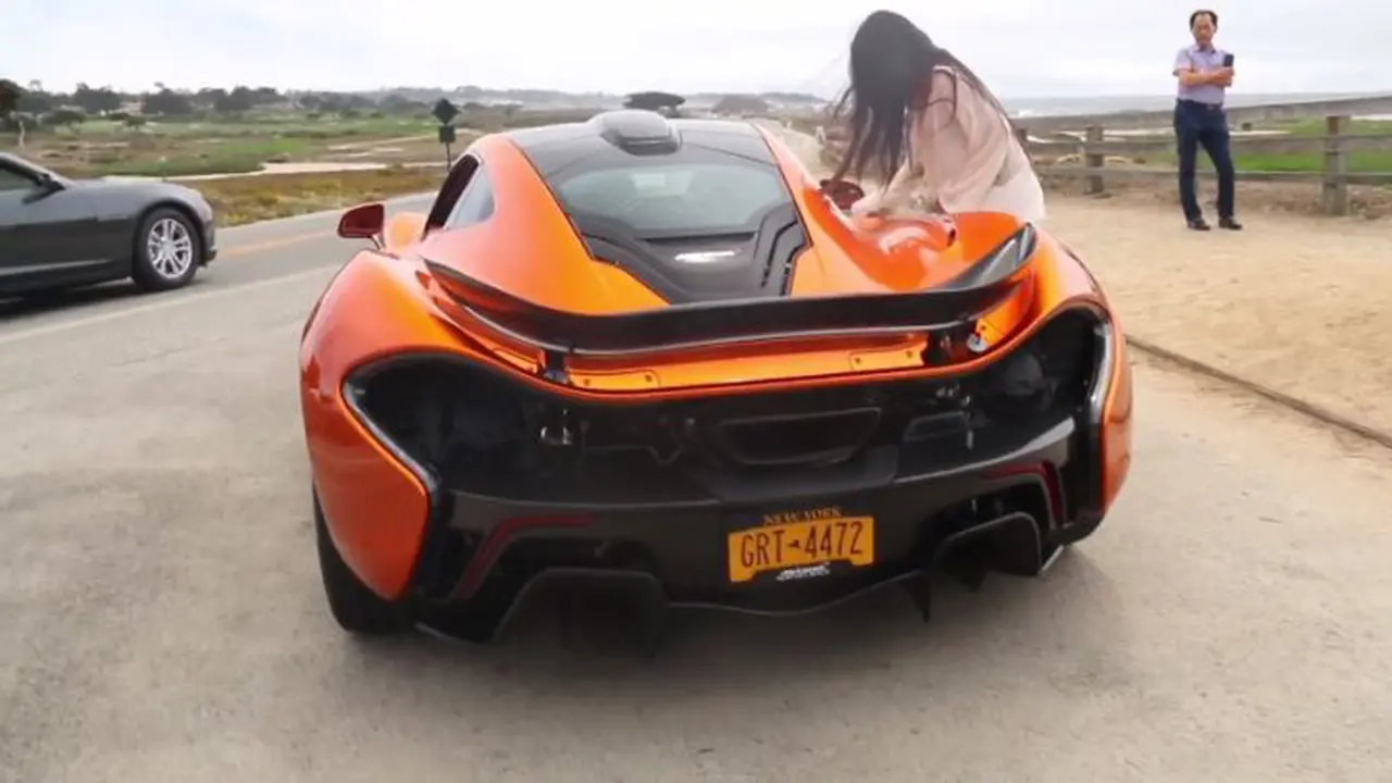 Tergoda Naik McLaren, Wanita Cantik Kesulitan Saat Buka Pintunya