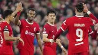 Pemain Liverpool, Wataru Endo (tengah) melakukan selebrasi bersama rekannya setelah mencetak gol kedua timnya ke gawang Toulouse pada laga Grup E Liga Europa 2023/2024 di Anfield, Liverpool, Ingggris, Jumat (27/10/2023). Itu merupakan gol pertama Endo sejak berseragam Liverpool. (AP Photo/Jon Super)