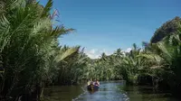 Pemandangan Desa Wisata Rammang-Rammang ketika menyusuri Sungai Putai. (dok. indonesia.travel)