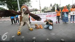 Aktivis berkostum burung saat mengelar aksi teatrikal di titik nol km, Yogyakarta, (14/9). Dalam aksinya mereka menentang perburuan satwa liar khususnya dengan menggunakan senapan angin. (Liputan6.com/Boy harjanto)