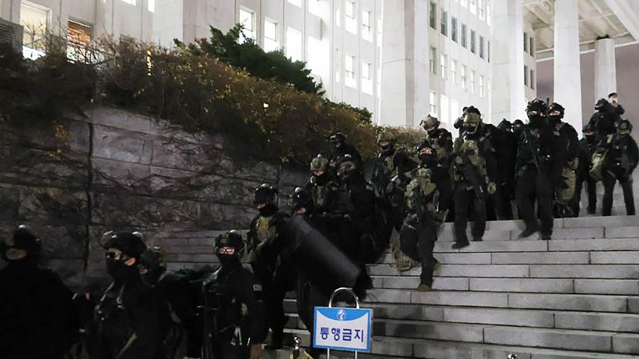 Demonstrasi Warga Menuntut Presiden Yoon  Mencabut Darurat Militer di Korsel