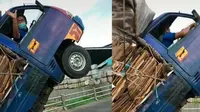 Mobil pikap 'wheelie' kerena angkut muatan berlebih. (TikTok/@mohnizam66)