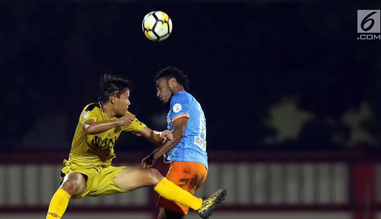 Gelandang Bhayangkara FC, Adam Alis (kiri) berebut bola dengan pemain Perseru, Ronaldo Mesido pada lanjutan Go-Jek Liga 1 Indonesia 2018 bersama Bukalapak di Stadion PTIK, Jakarta, Rabu (12/9). Bhayangkara FC unggul 1-0. (Liputan6.com/Helmi Fithriansyah)