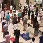 Jemaah melaksanakan salat tarawih pertama Ramadan 1441 Hijriah di Masjid Jami Al Ma'wa, Karang Tengah, Tangerang, Banten, Kamis (23/42020). Warga melaksanakan salat tarawih berjemaah dengan menerapkan physical distancing untuk mencegah penyebaran virus corona COVID-19. (Liputan6.com/Angga Yuniar)